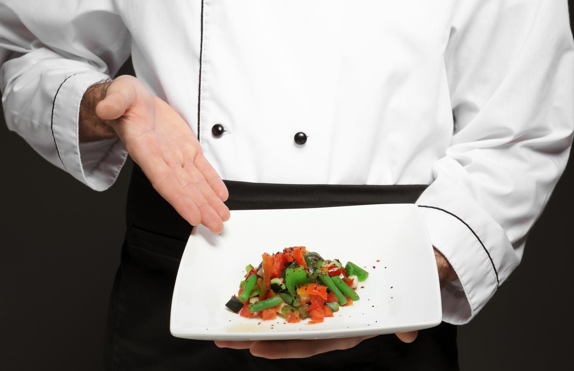 Chef che prepara un piatto elegante